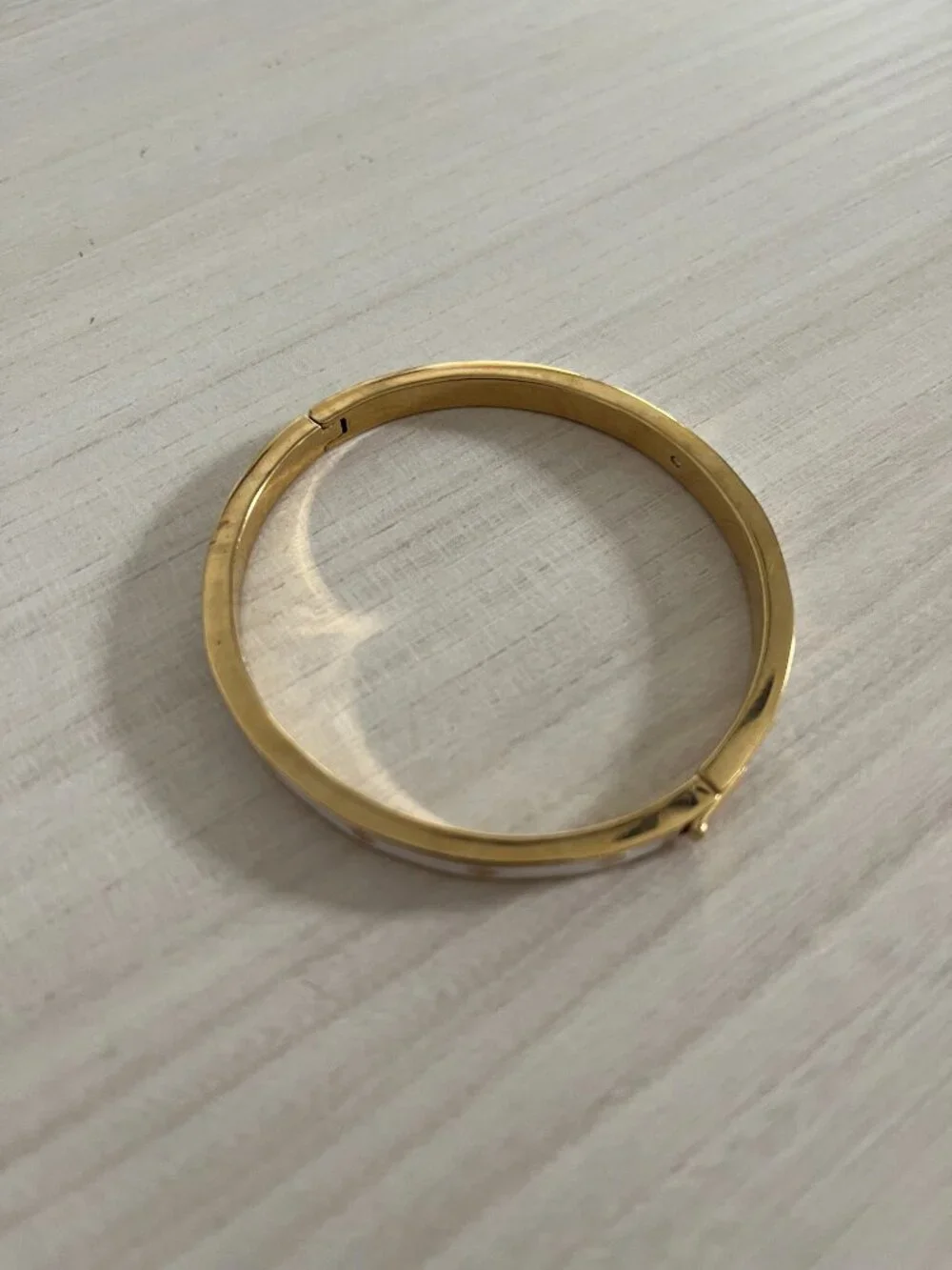 Kate Spade Spot the Spade Hinged Bangle White - Picture 4 of 5